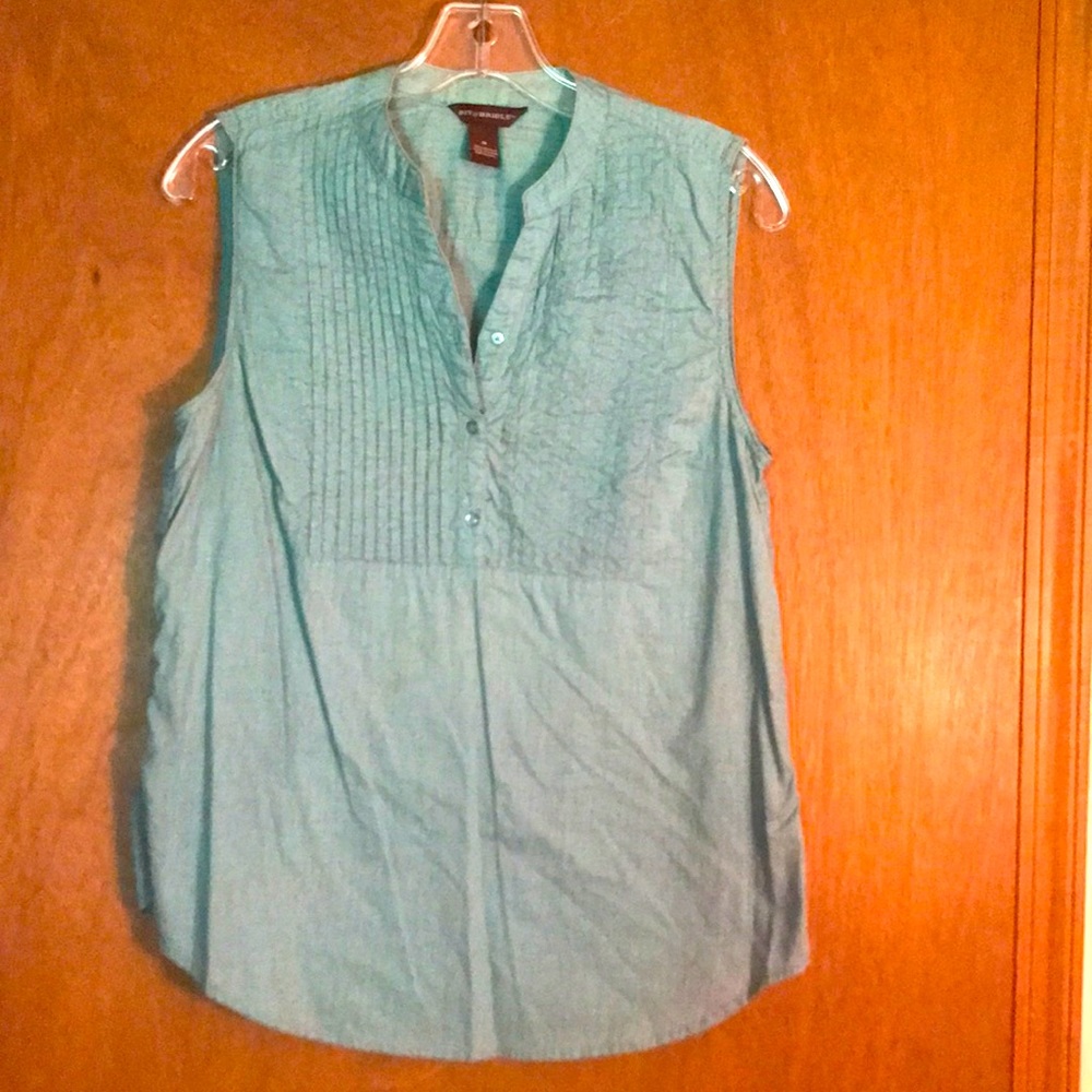 Sleeveless front pleat top with standing collar